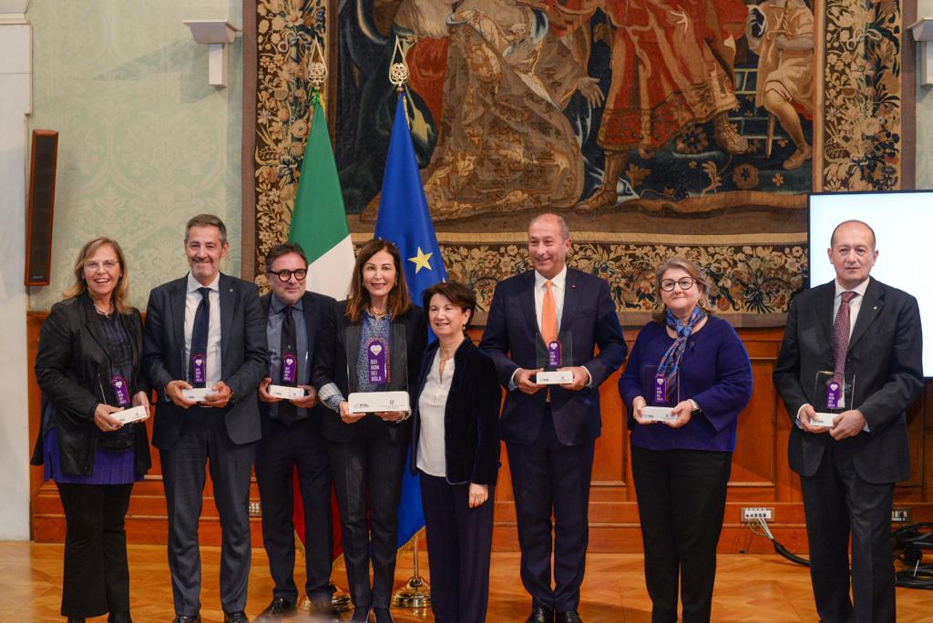 I Ministri Santanchè e Roccella presentano “Qui non sei sola”, la rete degli alberghi solidali | Video