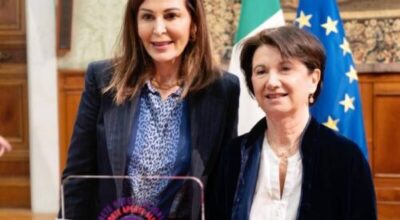 I Ministri Santanchè e Roccella presentano “Qui non sei sola”, la rete degli alberghi solidali | Tg2 18.15