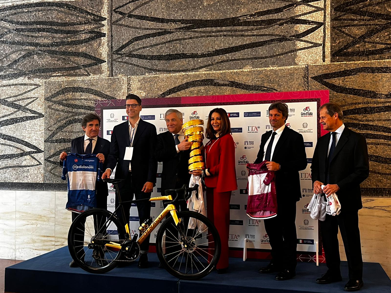 Tg2 ore 13 – Il Ministro Santanchè alla presentazione nuova edizione del Giro d’Italia presso la Farnesina