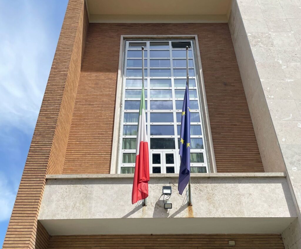 Papa Francesco, MiTur: bandiere a mezz’asta