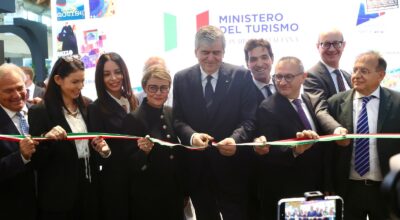 Il Ministro Mazzi al taglio del nastro dello stand ENIT al TTG di Rimini.