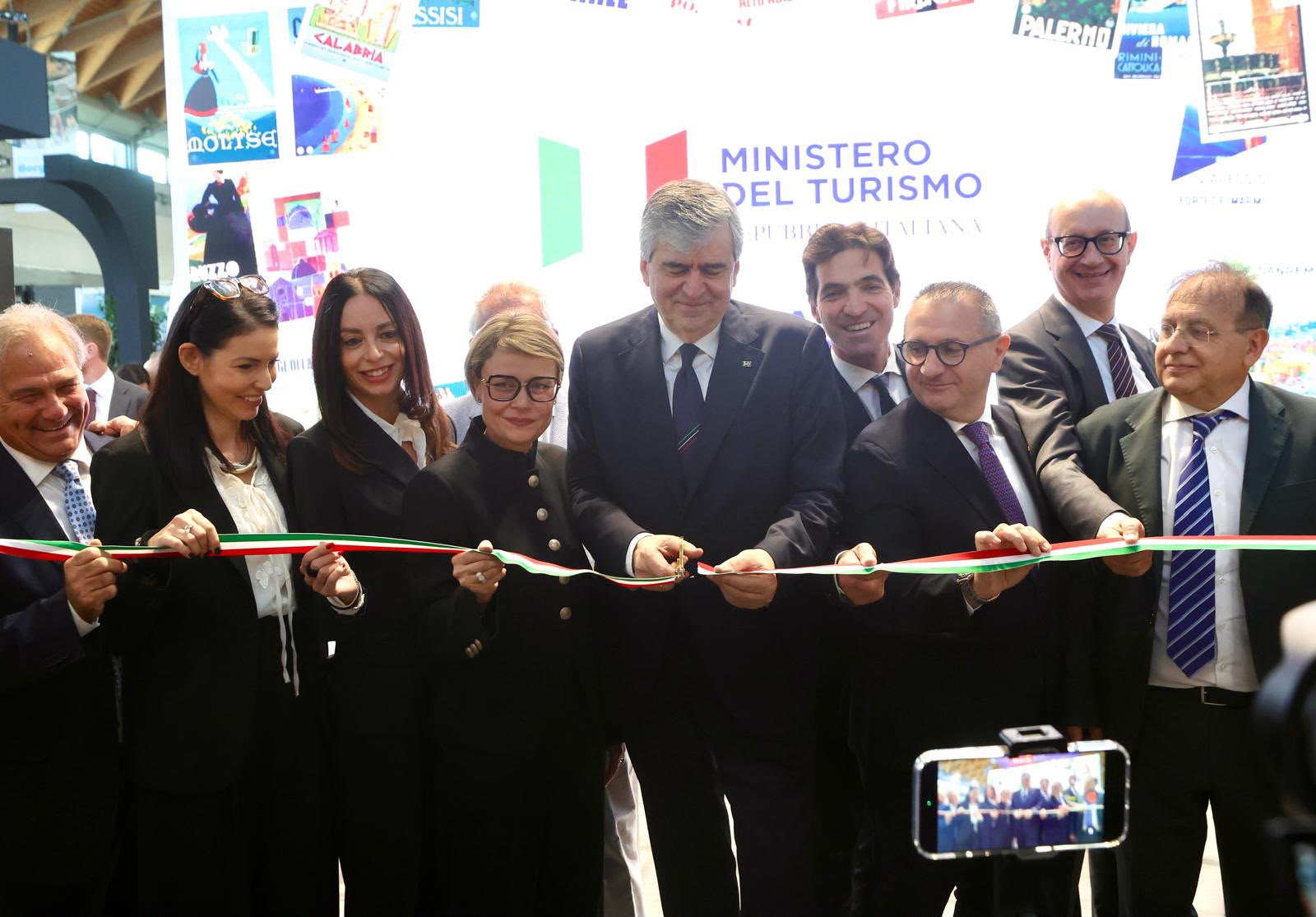 Il Ministro Mazzi al taglio del nastro dello stand ENIT al TTG di Rimini.